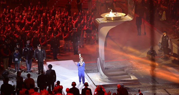 Flammen ved åbningsceremonien blev tændt. Stemningen var i top og det var tydeligt, at alle atleter har set frem til denne dag i lang tid. Foto: Parasport Danmark
