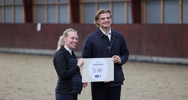Katrine Bjelke Kristensen modtager JYSK-legat af Søren Brunsborg.