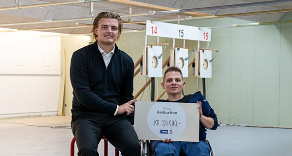 Martin Black Jørgensen modtager JYSK-legatet af Søren Brunsborg, der er barnebarn af JYSK-grundlægger Lars Larsen.