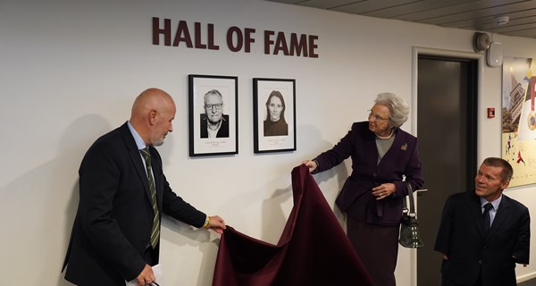 H.K.H. Prinsesse Benedikte indvier Parasportens Hall of Fame. Tv. Parasport Danmarks direktør Ivan Løvstrup. Th. Parasport Danmarks formand John Petersson. Foto: Mikkel Barkler.