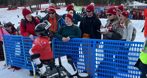 Adam blev mødt af familie og venner, der heppede med for enden af pisten i Cortina