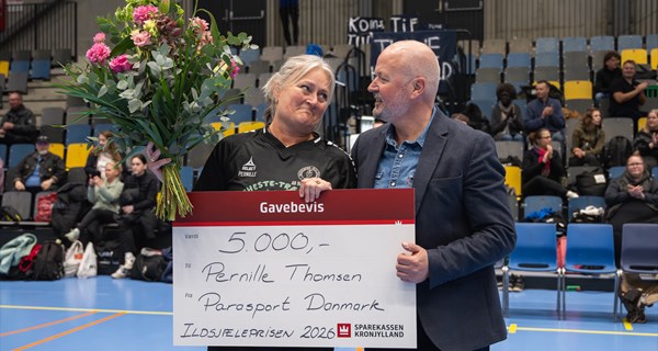 Pernille Thomsen fik overrakt Ildsjæleprisen 2026 af Parasport Danmarks direktør Ivan Løvstrup.