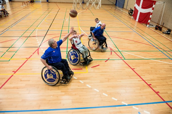 Kørestolsbasketballspiller i tæt duel