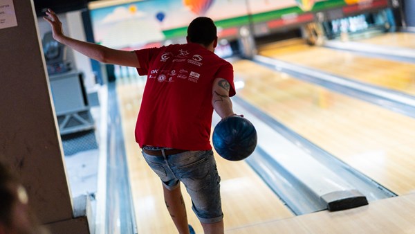 Bowlingspiller gør klar til at kaste kuglen