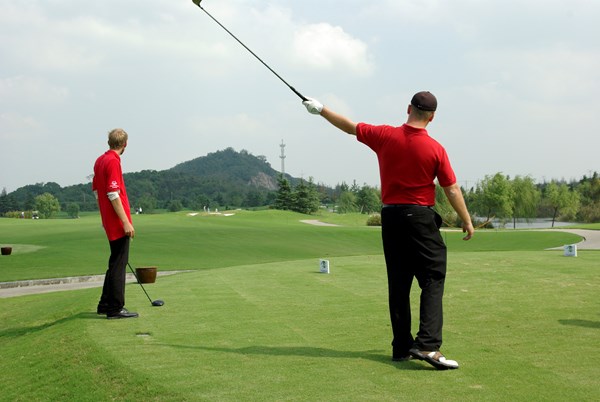 2 golfspiller på greenen