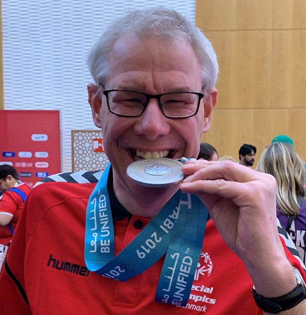 Boccia-spilleren Michael Sars Schewitsch med sin sølvmedalje.