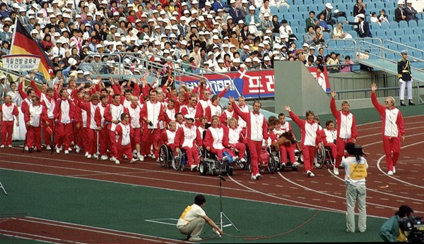 Kristian Jensen (nr. 2 fra højre) ved det danske holds indmach til de Paralympiske Lege i Seoul 1988.