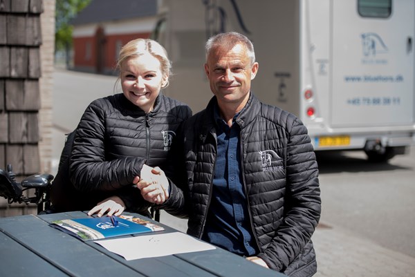 Stinna Tange og Blue Hors' sportschef Ulrik Gerstorf Sørensen. Foto: Blue Hors