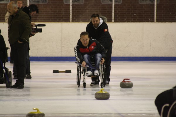 Kørestolscurling spiller i kamp