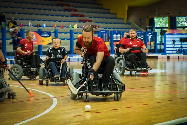 Powerchair Floorball - der kæmpes om bolden