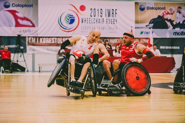 Der var mange hårde tacklinger på banen i Vejle, da EM i kørestolsrugby løb af stablen og Danmark kvalificerede sig til PL i Tokyo. Foto: www.leesfoto.net