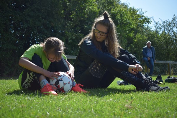 Sportsskoleleder Stine Mathiasen nyder at bruge en uge af sin sommerferie med børnene på sporstolen.