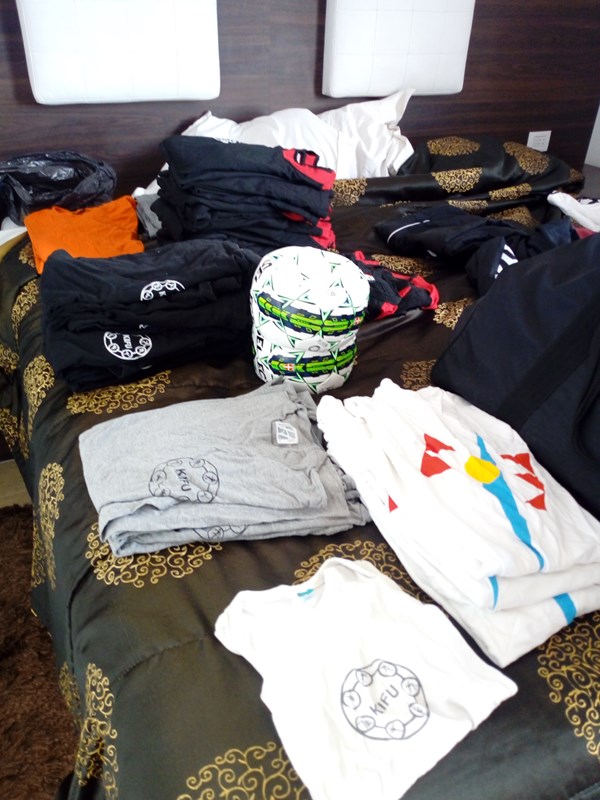 Tøjgaver, som Parasport Danmarks ulandsudvalg har medbragt til Bolivia.