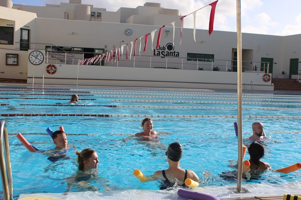 Deltagerne har også været en tur i poolen for at prøve kræfter med svømning.