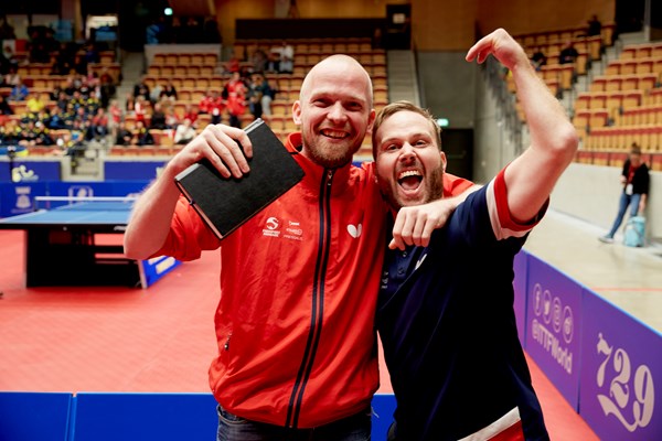 Peter Rosenmeier (th.) blev som den første danske atlet udtaget til de Paralympiske Lege i Tokyo. Her fejrer han EM-guld i Vejle med træner Christoffer Petersen. Foto: Lars Bech