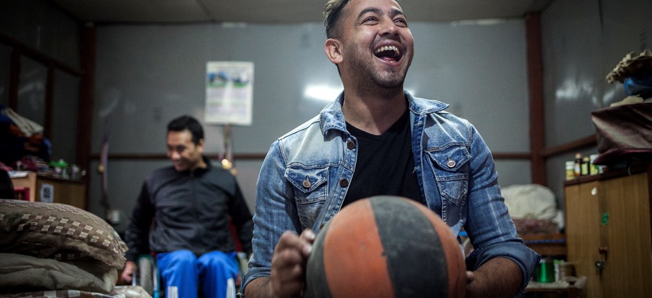 Sabin Thapa måtte forlade sin hjemby, da han brækkede ryggen. Nu bor han i et hostel for kørestolsbrugere.