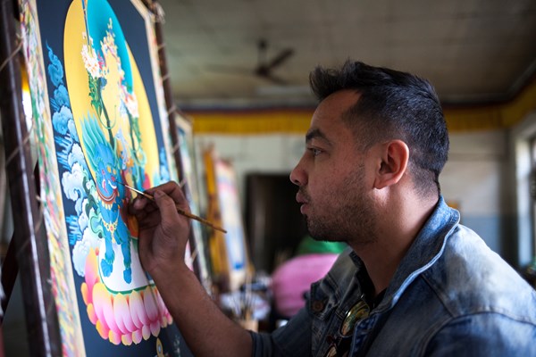 Sabin Thapa øver sig i Tanka-kunst. Det kan være en mulig fremtidig levevej, hvis ikke det lykkes ham at finde et universitet, hvor man kan komme ind i en kørestol.