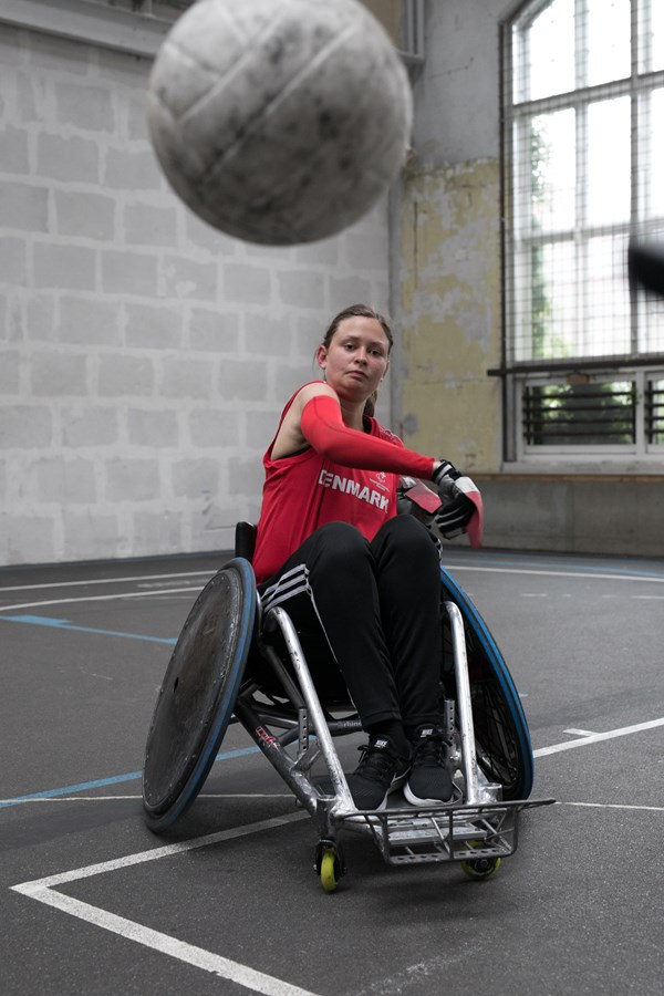 Sofie Skoubo kan ikke få den nødvendige hjælperstøtte når hun dyrker elite-kørestolsrugby. Det er hun så utilfreds med, at hun har været i Folketinget for at tale sin og andre para-atleters sag. Foto: Signe Mørkeberg Sjøstrøm
