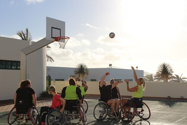 Holdet prøver kræfter med kørestolsbasket.