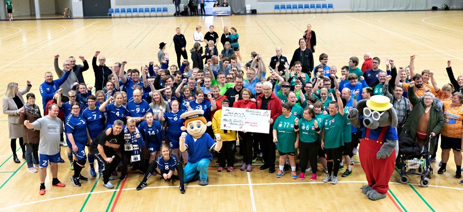 Special Olympics-håndboldspillere i Arena Nord fejrer donationen fra Spar Nord Fonden. Foto: Frederikshavn Kommune.