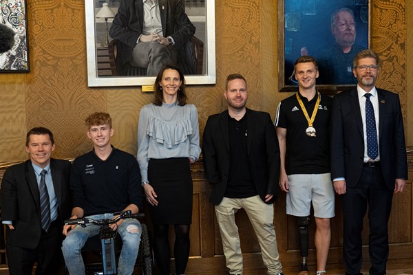 Fra venstre: John Petersson, Tobias Thorning Jørgensen, Lisa Kjær Gjessing, Peter Rosenmeier, Daniel Wagner og Frank Jensen. Foto: Louise Dyring Mbae.