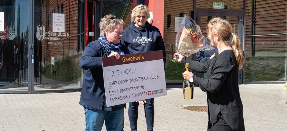 Formand for Svendborg Basketball Club, Karin Olsen, modtager blomster og check fra projektleder i Parasport Danmark, Line Kruse. Foto: Tom Andreasen.
