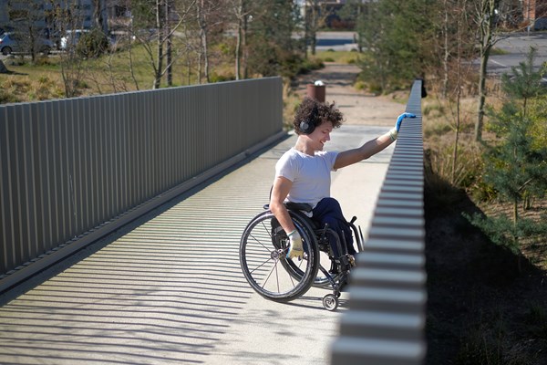 De danske elite para-atleter har fundet anderledes måder at træne på. Her selvtræner kørestolsrugbyspiller Kristian Bak-Eriksen ved Panum Instituttet i København. Foto: Lene Harbo
