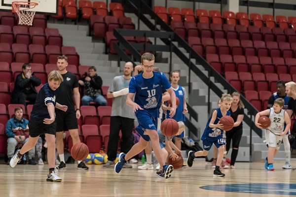 Wild Rabbits-holdet træner i Svendborg inden corona-nedlukningen. Nu har de også fået cheerleaders.