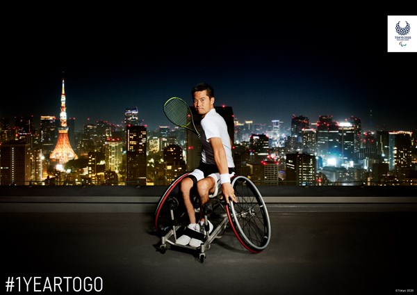 Billedet af den japanske kørestolstennisspiller Shingo Kunieda med Tokyos skyline i baggrunden, skulle fejre, at der kun var et år til de Paralympiske Lege. Her, et lille år senere, er der stadig over et år til de Paralympiske Lege.