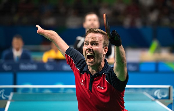 Bordtennisspilleren Peter Rosenmeier glæder sig over støtten fra JYSK.