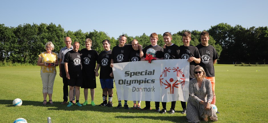 Special Olympics-holdet i Seest Boldklub flankeret af borgmester Jørn Pedersen, næstformand for Fritids- og Idrætsudvalget, Yrsa Mastrup, og Anette Svejstrup fra Parasport Danmark.