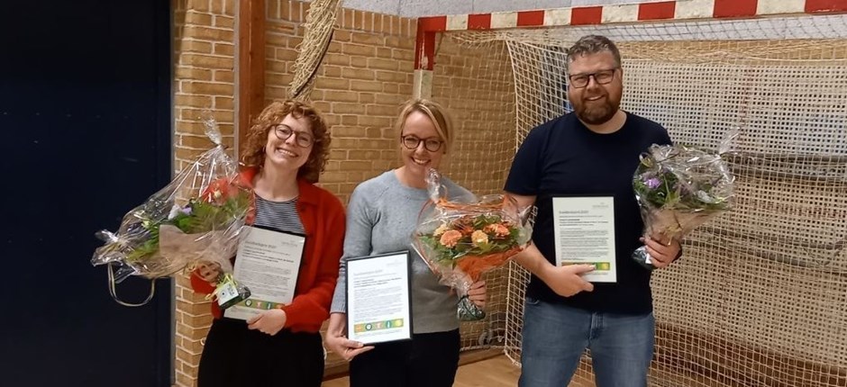 risen blev overrakt af Sønderborg Kommunes Sundhedsudvalg til trænerne Carolina Nordquist Clausen og Maria Yde Skaksen samt bestyrelsesmedlem Lars Hauge Damm.