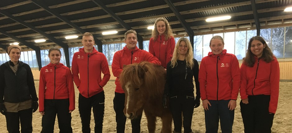 Parasport Danmarks talenthold i svømning til kursus hos hestetræner Mia Lykke Nielsen. Foto: Bettina Fisker