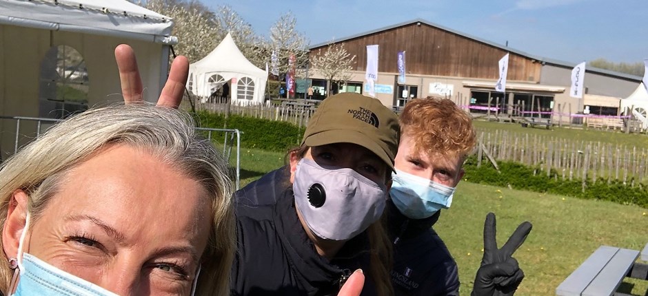 Højt humør hos holdleder Anette Bruun Jensen, landstræner Astrid Gemal og Tobias Thorning Jørgensen i Waregem.