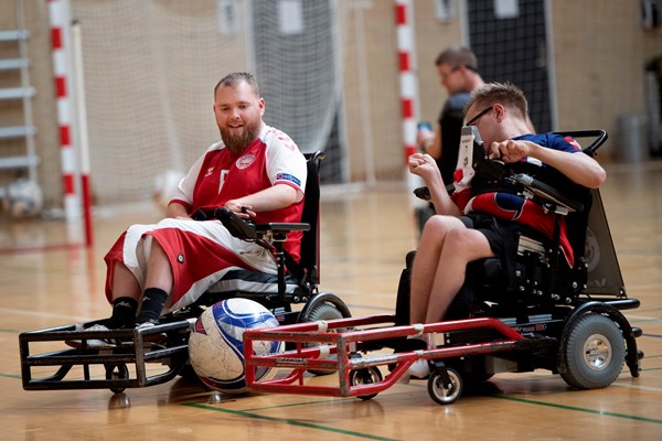 Kasper Völcker Petersen (tv.) træner powerchair football.