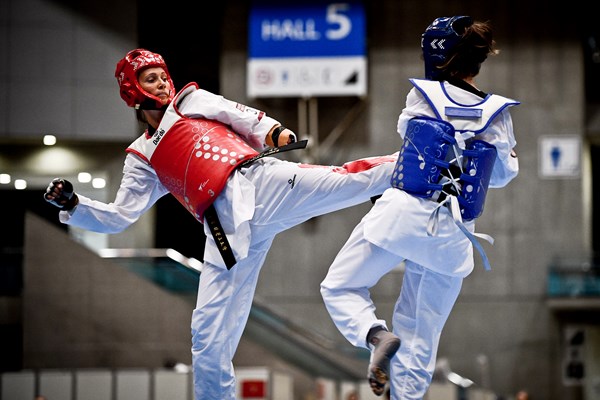 Lisa Kjær Gjessing (tv.) får PL-debut i taekwondo.