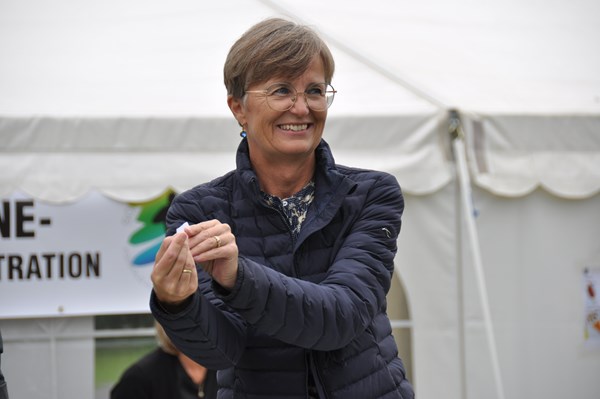 Hernings borgmester Dorte West (V) trækker lod om to gavekort til sportsudstyr doneret af Parasport Danmarks jubilæumspulje.