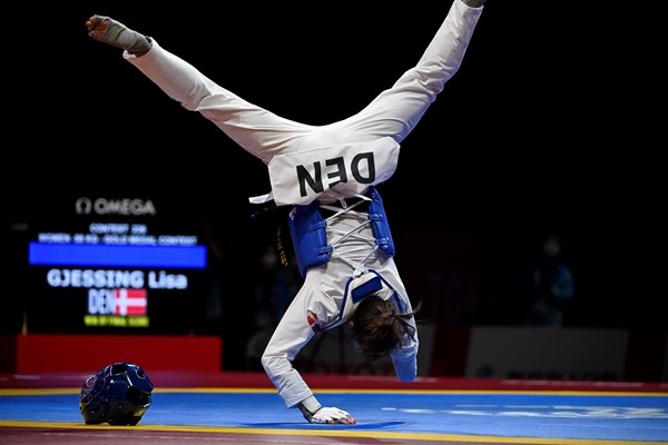 Taekwondo-kæmper Lisa Kjær Gjessing fejrer finalesejren og sit paralympiske guld. Foto: Lars Møller