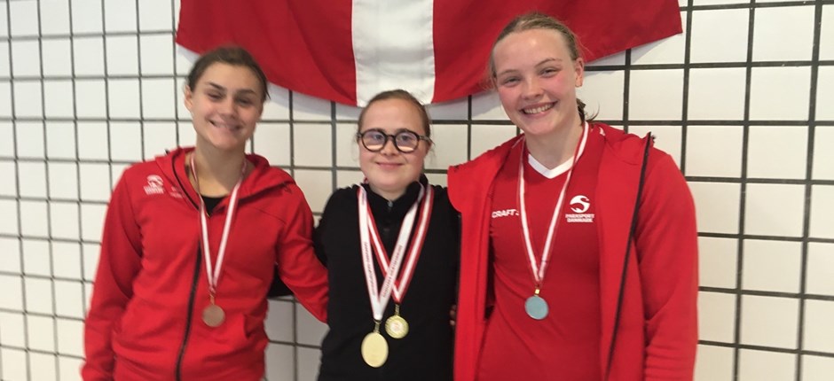 Top tre på 50 m fri damer: Guldvinder Eva Rosted (i midten), sølvvinder Camilla Bitz Witt (til højre) og bronzevinder Freja Kvist. Foto: Bettina Fisker