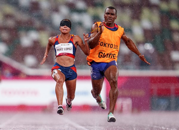 Linda Lopez, Venezuela, med guide, 100 m. Foto: OIS/Thomas Lovelock.