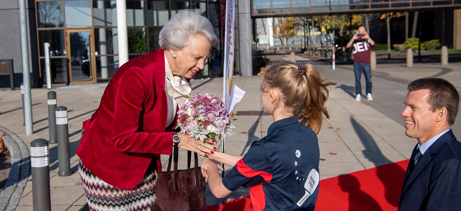 Parabordtennisspiller Freja Juhl Larsen og formand for Parasport Danmark, John Petersson, tager imod H.K.H. Prinsesse Benedikte foran Idrættens Hus. Foto: Lars Møller.