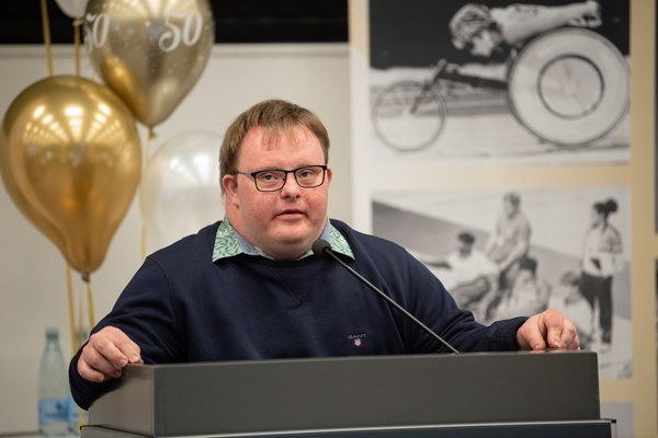 Jakob Linding fra Parasport Danmarks Special Olympics National Board ønskede også forbundet tillykke fra talerstolen. Foto: Lars Møller.
