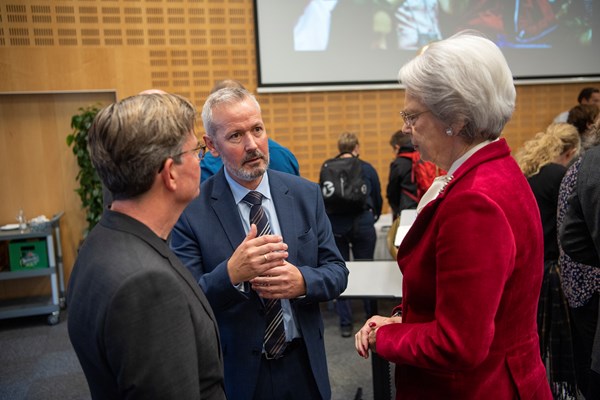 Direktør for Pressalit, Dan Boyter, direktør for Parasport Danmark Ivan Løvstrup i snak med forbundets protektor, H.K.H. Prinsesse Benedikte. Foto: Lars Møller.