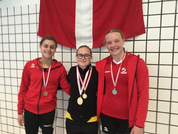 Top tre på 50 m fri damer: Guldvinder Eva Rosted (i midten), sølvvinder Camilla Bitz Witt (til højre) og bronzevinder Freja Kvist.