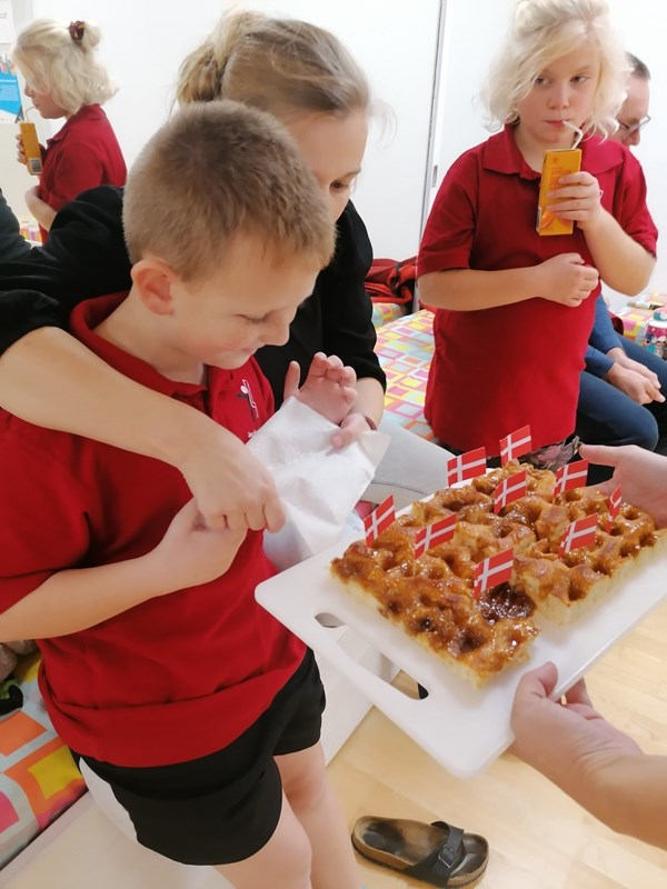 IH Aalborg: I Parasport Danmarks største klub IH Aalborg fejrede man jubilæet med hygge, kagemand og forfriskninger i alle klubbens 17 afdelinger – her ses glade børn på KIDZ Happy Dance-holdet.