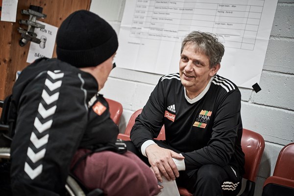 Erhard Frederiksen er en af ildsjælene i Ensted Hallen i Aabenraa. Han har fingeren på fondssøgnings-pulsen og er en af årsagerne til, at hallen har fået økonomi til at skabe så mange handicapvenlige faciliteter.