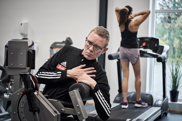 Billedtekst: “Det er virkelig vigtigt, jeg får trænet - ellers går det hurtigt tilbage med min sygdom,” siger Kim Jakobsen, der er et flittigt medlem i Ensted Hallen - både i fitnesscentret og på hockey-banen.