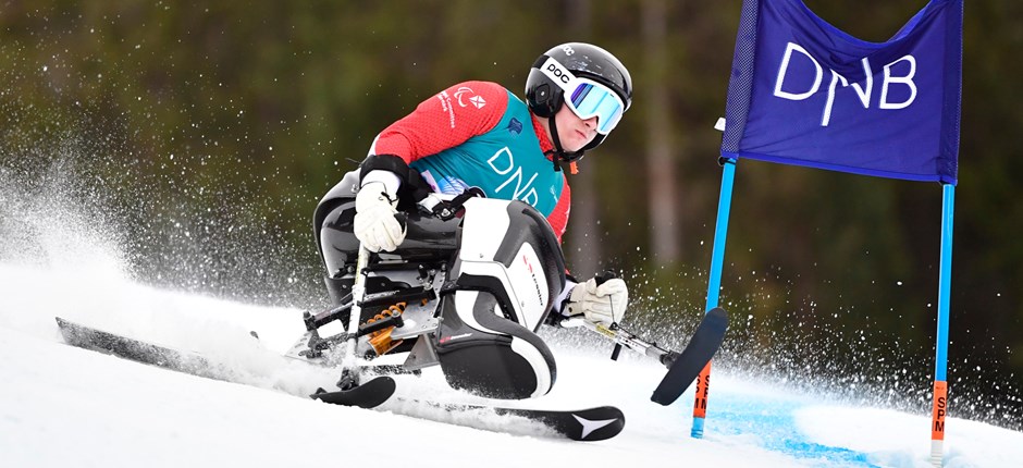 Adam Nybo i aktion i sitski ved VM i Lillehammer i januar 2022. Foto: Luc Percival