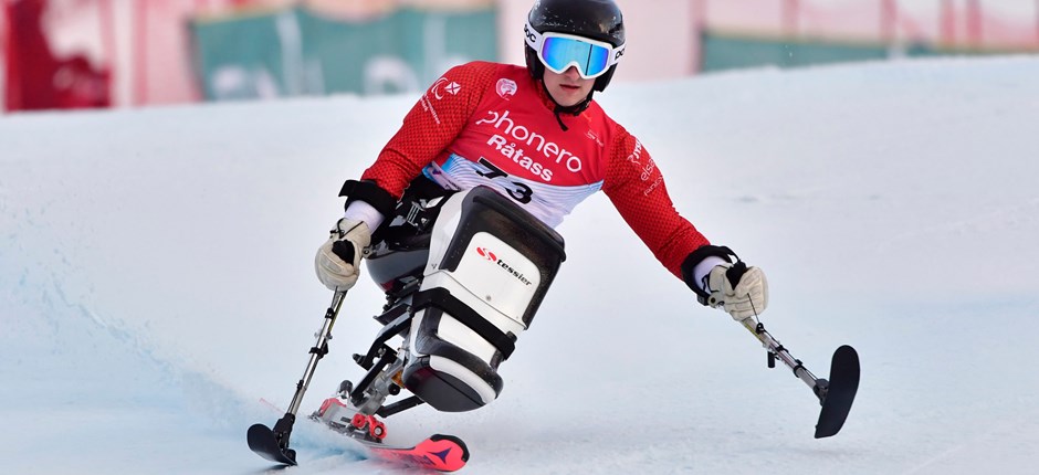 Sitskier Adam Nybo i aktion i slalom ved VM i Lillehammer. Foto: Luc Percival
