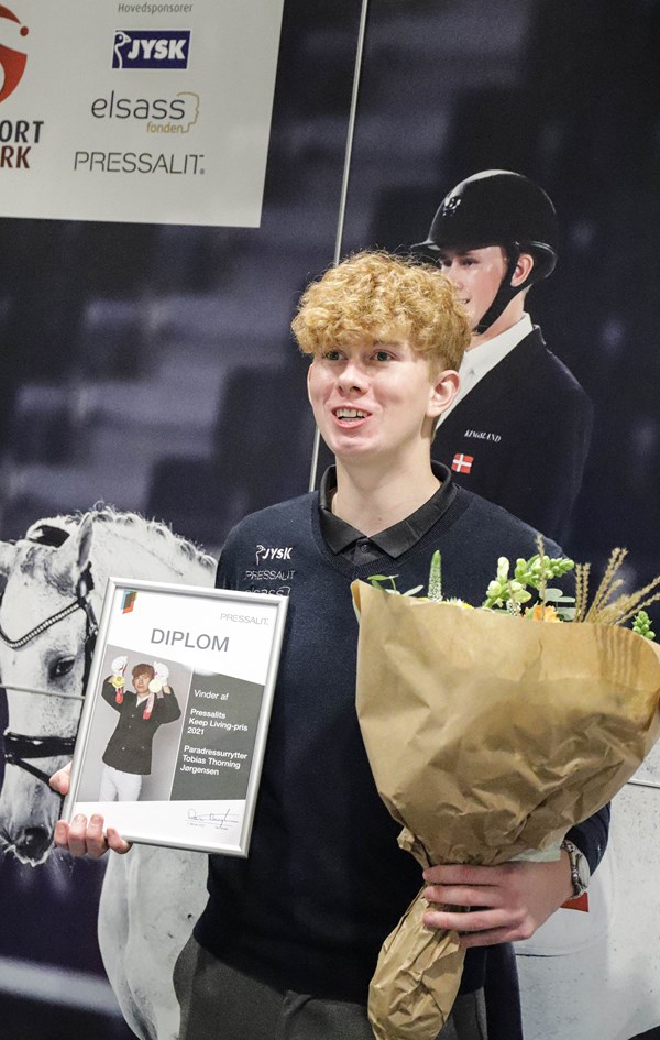 Tobias Thorning Jørgensen får blomster og diplom i forbindelse med overrækkelsen af Pressalits Keep Living-pris 2021. Foto: Parasport Danmark.